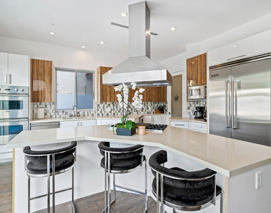 363 N Sweetzer Avenue - Photo Thumbnail 15