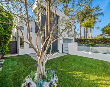 363 N Sweetzer Avenue - Photo Thumbnail 3