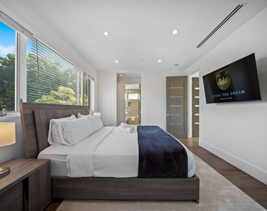 363 N Sweetzer Avenue - Photo Thumbnail 29