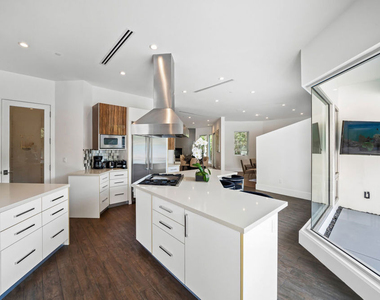 363 N Sweetzer Avenue - Photo Thumbnail 16