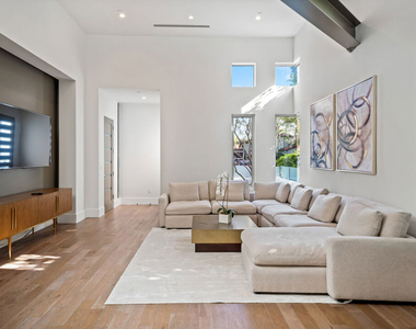 363 N Sweetzer Avenue - Photo Thumbnail 6