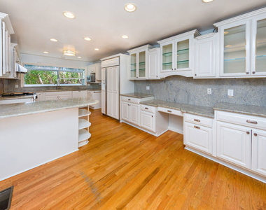 9808 Hillgreen Place - Photo Thumbnail 10