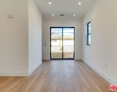 2817 S Redondo Boulevard - Photo Thumbnail 12