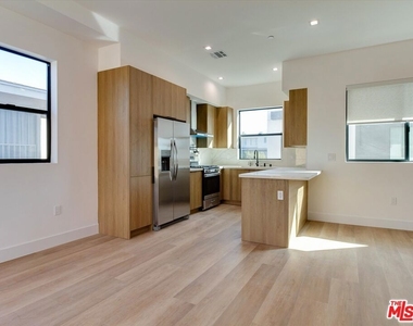 2817 S Redondo Boulevard - Photo Thumbnail 6