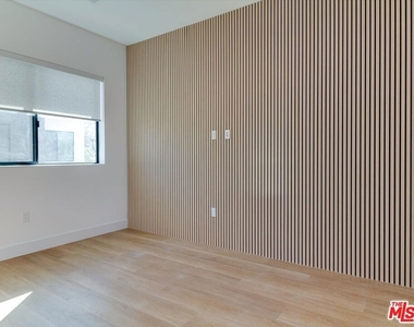2817 S Redondo Boulevard - Photo Thumbnail 7