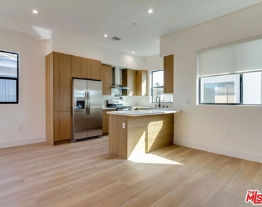 2817 S Redondo Boulevard - Photo Thumbnail 8