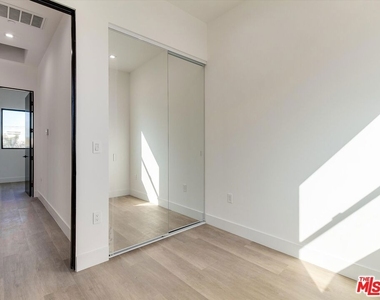 2817 S Redondo Boulevard - Photo Thumbnail 20
