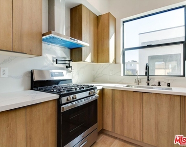 2817 S Redondo Boulevard - Photo Thumbnail 10
