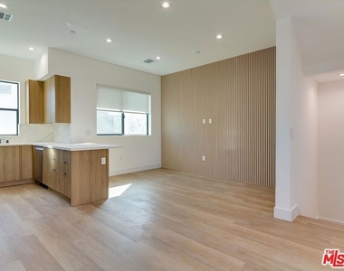 2817 S Redondo Boulevard - Photo Thumbnail 5