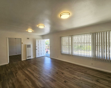 1341 N Keystone Street - Photo Thumbnail 6