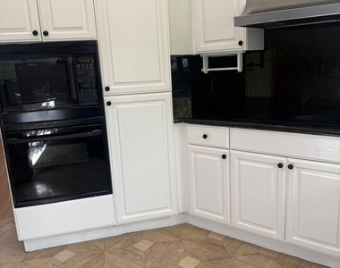 223 S Lasky Drive - Photo Thumbnail 12