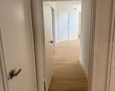 223 S Lasky Drive - Photo Thumbnail 9