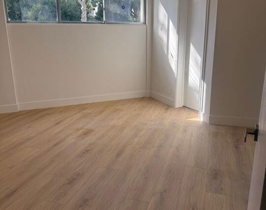 223 S Lasky Drive - Photo Thumbnail 5