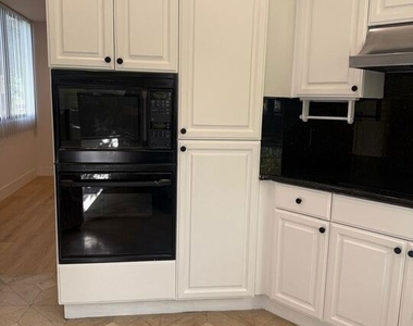 223 S Lasky Drive - Photo Thumbnail 13