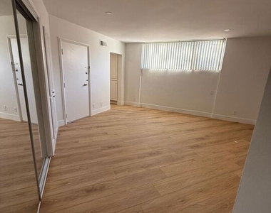 223 S Lasky Drive - Photo Thumbnail 4