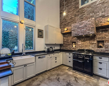 1037 N Laurel Avenue - Photo Thumbnail 10