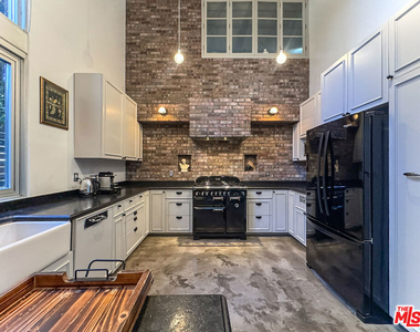 1037 N Laurel Avenue - Photo Thumbnail 6