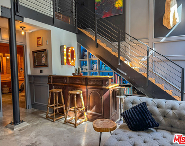 1037 N Laurel Avenue - Photo Thumbnail 8