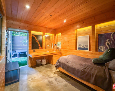1037 N Laurel Avenue - Photo Thumbnail 11