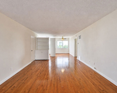 941 N San Vicente Boulevard - Photo Thumbnail 4