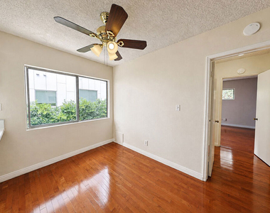 941 N San Vicente Boulevard - Photo Thumbnail 7