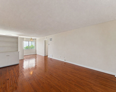 941 N San Vicente Boulevard - Photo Thumbnail 5