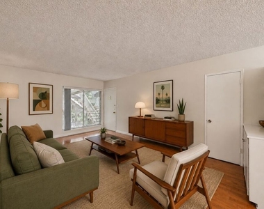 941 N San Vicente Boulevard - Photo Thumbnail 2