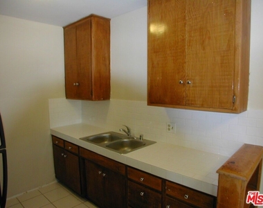 833 N Kingsley Drive - Photo Thumbnail 6