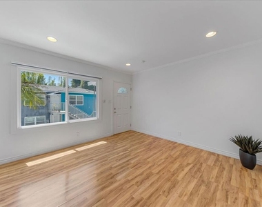 2954 Exposition Blvd - Photo Thumbnail 2