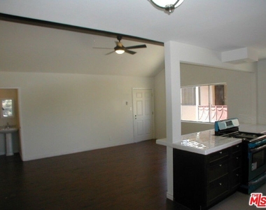 1326 S Ridgeley Drive - Photo Thumbnail 9