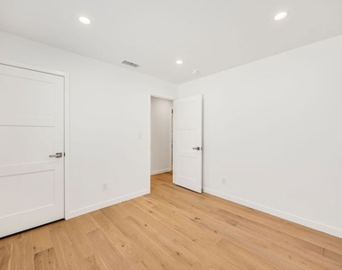 7933 Zelzah Avenue - Photo Thumbnail 22