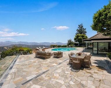 8416 Skyline Drive - Photo Thumbnail 5