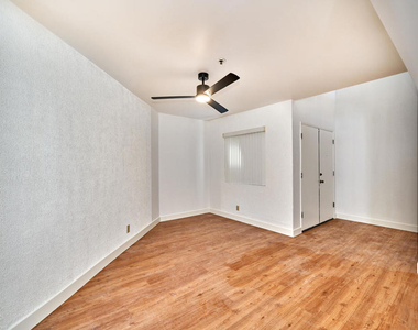 414 W Village Square N - Photo Thumbnail 5
