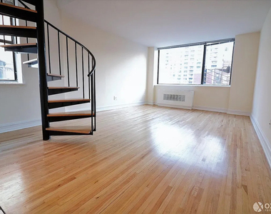 365 West 52nd Street - Photo Thumbnail 1