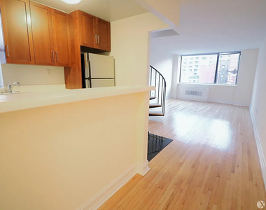 365 West 52nd Street - Photo Thumbnail 2