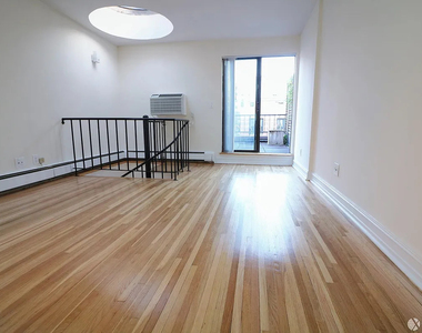 365 West 52nd Street - Photo Thumbnail 4