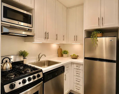 1570 1st Avenue - Photo Thumbnail 2