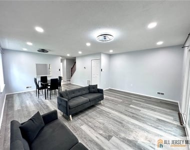 102 Goodwin Drive - Photo Thumbnail 6