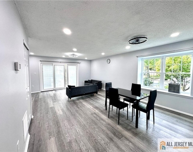 102 Goodwin Drive - Photo Thumbnail 4