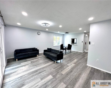 102 Goodwin Drive - Photo Thumbnail 5