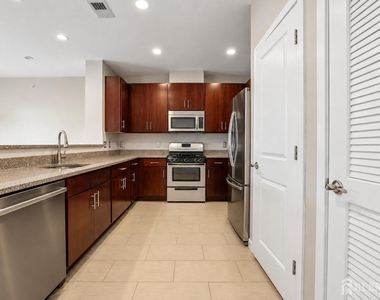 347 Pond Lane - Photo Thumbnail 3