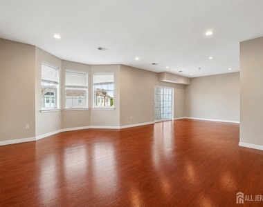 347 Pond Lane - Photo Thumbnail 2