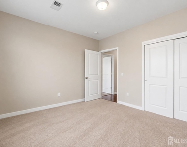 347 Pond Lane - Photo Thumbnail 10