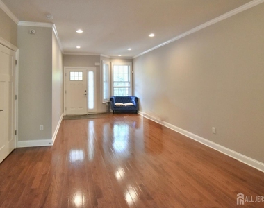 61 Mccormick Avenue S - Photo Thumbnail 5