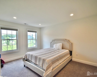 61 Mccormick Avenue S - Photo Thumbnail 16