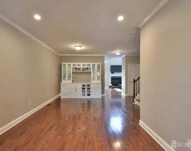 61 Mccormick Avenue S - Photo Thumbnail 4