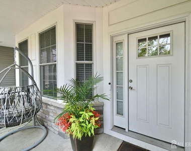61 Mccormick Avenue S - Photo Thumbnail 1