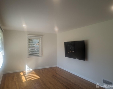 6 Hillside Avenue - Photo Thumbnail 10