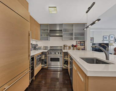 462 W 58th Street - Photo Thumbnail 6