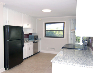 727 Graham Street - Photo Thumbnail 3